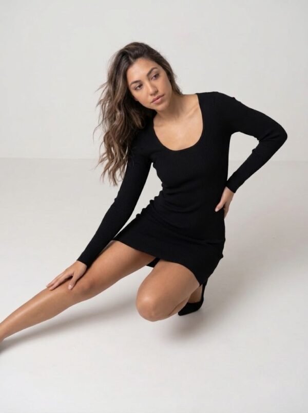 Vestido Corto MILA – Manga Larga y Escote Redondo Negro
